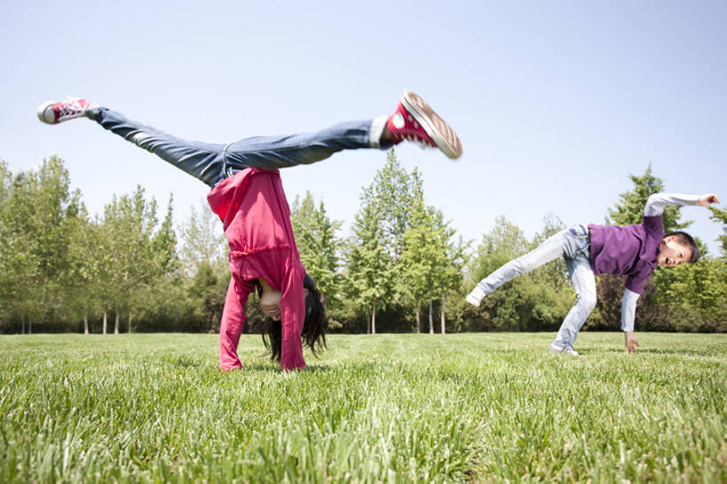 东方人,儿童,头发,两个人,公园,运动场,站,笑,微笑,露齿笑,横图,室外,白天,正面,锻炼,旅游,度假,游戏,快乐,兴奋,自由,幸福,纯洁,草地,草坪,美景,纺织品,北京,日光,中国,亚洲,棉布,纹路,布,纹理,景观,织物,首都,玩,牛仔裤,休闲装,娱乐,刺激,草,树,小孩,蓝色,绿色,黑色,蓝天,天空,自然,绿地,春天,夏天,站着,享受,休闲,健康,景色,放松,活力,可爱,乐趣,童年,童趣,无辜,摄影,翻跟斗,活动,布匹,动作,享乐,自然风光,童真,东亚,烂漫,无邪,肌理,无忧无虑,翻筋斗,天真,男孩,男人,男性,女孩,女性,亚洲人,中国人,孩子,长发,休闲活动,站立,彩图,全身,欢乐,男生,后滚翻,bj175