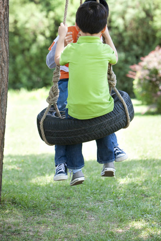 东方人,儿童,头发,两个人,公园,运动场,站,竖图,室外,白天,旅游,度假,游戏,快乐,兴奋,自由,友谊,幸福,纯洁,分享,草坪,美景,纺织品,北京,日光,中国,亚洲,吊挂,连接,悬挂,摇摆,阴影,棉布,纹路,布,纹理,景观,织物,首都,挂,玩,牛仔裤,休闲装,娱乐,刺激,草,树,小孩,背面,黑色,自然,轮胎,秋千,春天,夏天,荡秋千,站着,享受,休闲,健康,面对面,橡胶,景色,放松,活力,可爱,乐趣,亲密,童年,童趣,无辜,摄影,活动,布匹,享乐,自然风光,摇晃,童真,橡胶制品,东亚,烂漫,无邪,车胎,陪同,肌理,陪伴,无忧无虑,天真,男孩,男人,男性,亚洲人,中国人,孩子,休闲活动,玩耍,嬉戏,站立,坐着,彩图,全身,欢乐,外胎,男生,伴随,bj175