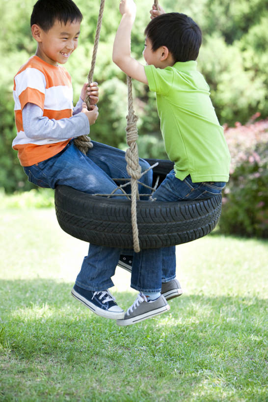 东方人,儿童,头发,两个人,公园,运动场,站,笑,微笑,露齿笑,竖图,室外,白天,侧面,旅游,度假,游戏,快乐,兴奋,自由,友谊,幸福,纯洁,分享,草坪,美景,纺织品,北京,日光,中国,亚洲,吊挂,连接,悬挂,摇摆,阴影,棉布,纹路,布,纹理,景观,织物,首都,挂,玩,牛仔裤,休闲装,娱乐,刺激,草,树,小孩,绿色,黑色,自然,轮胎,秋千,春天,夏天,荡秋千,站着,享受,休闲,健康,面对面,橡胶,景色,放松,活力,可爱,乐趣,亲密,童年,童趣,无辜,摄影,活动,布匹,享乐,自然风光,摇晃,童真,橡胶制品,东亚,烂漫,无邪,车胎,陪同,肌理,陪伴,无忧无虑,天真,男孩,男人,男性,亚洲人,中国人,孩子,休闲活动,玩耍,嬉戏,站立,坐着,彩图,全身,欢乐,外胎,男生,伴随,bj175