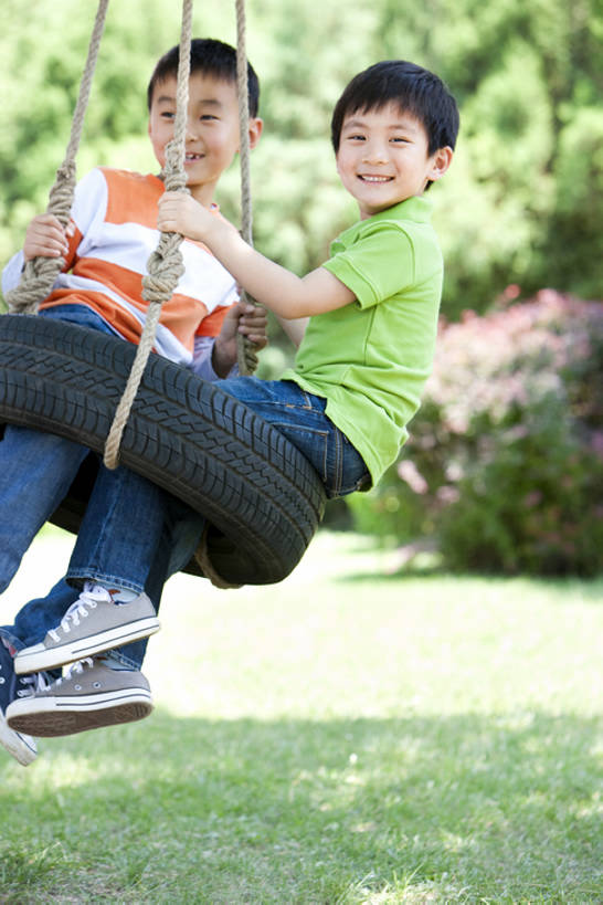 东方人,儿童,头发,两个人,公园,运动场,站,笑,微笑,露齿笑,竖图,室外,白天,正面,侧面,旅游,度假,游戏,快乐,兴奋,自由,友谊,幸福,纯洁,分享,草坪,美景,纺织品,北京,日光,中国,亚洲,吊挂,连接,悬挂,摇摆,阴影,棉布,纹路,布,纹理,景观,织物,首都,挂,玩,注视,牛仔裤,休闲装,娱乐,刺激,草,树,小孩,绿色,黑色,自然,轮胎,秋千,春天,夏天,荡秋千,观察,看,站着,享受,休闲,健康,橡胶,景色,放松,活力,可爱,乐趣,亲密,童年,童趣,无辜,摄影,观看,活动,布匹,察看,享乐,关注,自然风光,摇晃,童真,橡胶制品,东亚,烂漫,无邪,车胎,陪同,肌理,陪伴,无忧无虑,天真,男孩,男人,男性,亚洲人,中国人,孩子,休闲活动,玩耍,嬉戏,站立,坐着,彩图,全身,欢乐,外胎,男生,伴随,bj175