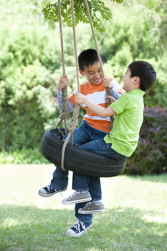 东方人,儿童,头发,两个人,公园,运动场,站,笑,微笑,露齿笑,竖图,室外,白天,正面,侧面,旅游,度假,游戏,快乐,兴奋,自由,友谊,幸福,纯洁,分享,草坪,美景,纺织品,北京,日光,中国,亚洲,连接,握,摇摆,阴影,棉布,纹路,布,纹理,景观,织物,首都,玩,牛仔裤,休闲装,娱乐,刺激,草,树,小孩,绿色,黑色,自然,轮胎,秋千,春天,夏天,荡秋千,站着,享受,休闲,健康,橡胶,景色,放松,活力,可爱,乐趣,童年,童趣,无辜,握着,摄影,活动,布匹,享乐,自然风光,摇晃,童真,橡胶制品,东亚,烂漫,无邪,车胎,陪同,肌理,陪伴,无忧无虑,天真,男孩,男人,男性,亚洲人,中国人,孩子,休闲活动,玩耍,嬉戏,站立,坐着,彩图,全身,欢乐,外胎,男生,伴随,bj175