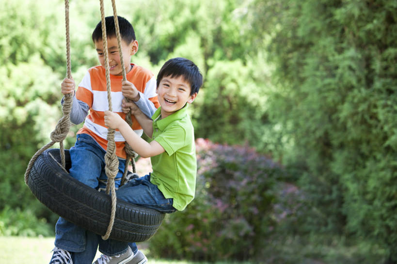 东方人,儿童,头发,两个人,公园,运动场,站,笑,微笑,露齿笑,横图,室外,白天,正面,侧面,旅游,度假,游戏,快乐,兴奋,自由,友谊,幸福,纯洁,分享,草坪,美景,纺织品,北京,日光,中国,亚洲,连接,摇摆,阴影,棉布,纹路,布,纹理,景观,织物,首都,玩,注视,牛仔裤,休闲装,娱乐,刺激,草,树,小孩,绿色,黑色,自然,轮胎,秋千,春天,夏天,荡秋千,观察,看,站着,享受,休闲,健康,橡胶,景色,放松,活力,可爱,乐趣,童年,童趣,无辜,摄影,观看,活动,布匹,察看,享乐,关注,自然风光,摇晃,童真,橡胶制品,东亚,烂漫,无邪,车胎,陪同,肌理,陪伴,无忧无虑,天真,男孩,男人,男性,亚洲人,中国人,孩子,休闲活动,玩耍,嬉戏,站立,坐着,彩图,全身,欢乐,外胎,男生,伴随,bj175