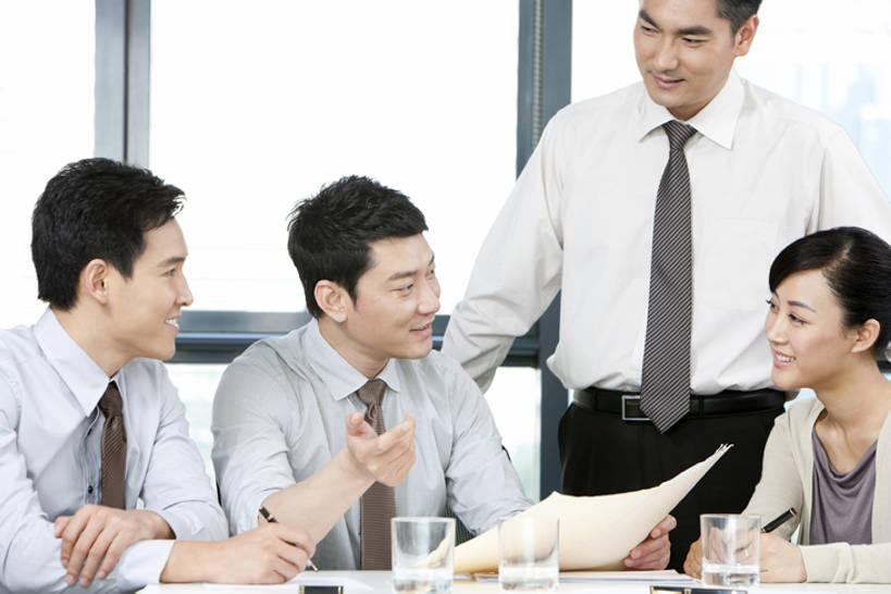 东方人,成年人,中年人,四个人,商务人士,商务男性,商务女性,办公室,会议室,笑,微笑,露齿笑,横图,室内,白天,正面,衬衫,商务,讨论,快乐,满意,幸福,骄傲,成功,合作,团队,计划,窗户,北京,中国,亚洲,套装,工作,会议,信息,文件,会议桌,领带,文件夹,现代,职业,面对面,规划,读,摄影,生长,报告,灵感,支撑,组织,领导,经理,企业,公司,文档,销售,商务装,合伙,贩卖,工薪阶层,东亚,发展,营销,陪同,策略,陪伴,把握,认真,男人,男性,女人,女性,亚洲人,中国人,白领,上班族,沟通,说话,坐着,半身,彩图,衬衣,办公室职员,掌控,进度报告,伴随,市场营销,bj175