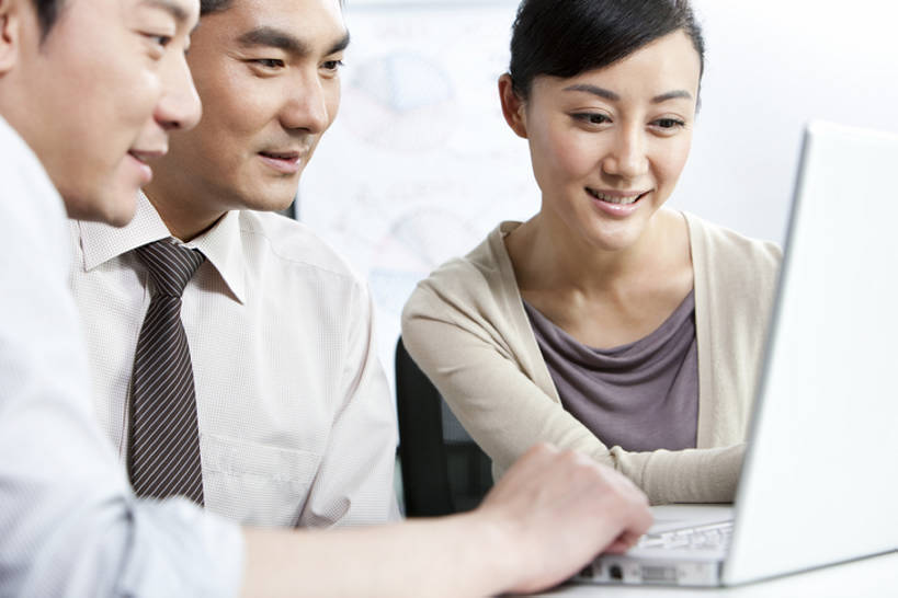 东方人,成年人,中年人,三个人,商务人士,商务男性,商务女性,办公室,会议室,笑,微笑,露齿笑,横图,室内,白天,正面,衬衫,商务,讨论,快乐,满意,幸福,骄傲,成功,合作,团队,笔记本电脑,技术,北京,中国,亚洲,敲打,套装,开会,并排,工作,会议,信息,文件,会议桌,领带,文件夹,输入,现代,打字,职业,规划,摄影,生长,报告,灵感,点击,支撑,敲击,组织,领导,经理,企业,公司,文档,销售,商务装,合伙,贩卖,工薪阶层,东亚,发展,营销,陪同,策略,无线电技术,陪伴,把握,认真,团结,按键,男人,男性,女人,女性,亚洲人,中国人,白领,上班族,沟通,坐着,半身,彩图,衬衣,办公室职员,商务会议,掌控,进度报告,伴随,市场营销,bj175