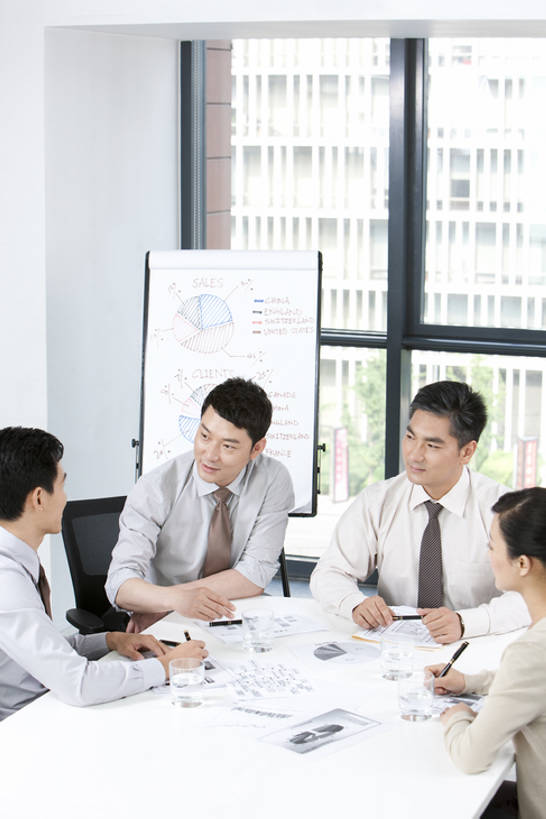 东方人,成年人,中年人,四个人,商务人士,商务男性,商务女性,办公室,会议室,笑,微笑,露齿笑,竖图,室内,白天,正面,衬衫,商务,讨论,快乐,满意,幸福,骄傲,成功,合作,团队,窗户,北京,中国,亚洲,套装,开会,并排,工作,会议,信息,图表,会议桌,领带,听,现代,职业,规划,金融,投资,摄影,生长,灵感,支撑,组织,领导,经理,企业,公司,文档,销售,商务装,合伙,贩卖,工薪阶层,东亚,发展,营销,陪同,策略,陪伴,把握,认真,团结,男人,男性,女人,女性,亚洲人,中国人,白领,上班族,沟通,说话,坐着,半身,彩图,衬衣,饼图,办公室职员,商务会议,掌控,进度报告,伴随,市场营销,bj175