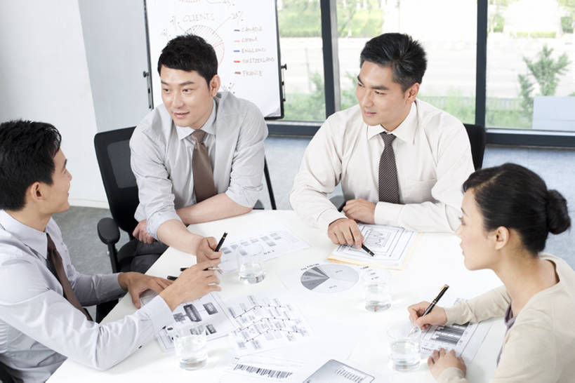 东方人,成年人,中年人,四个人,商务人士,商务男性,商务女性,办公室,会议室,笑,微笑,露齿笑,横图,室内,白天,正面,衬衫,商务,讨论,快乐,满意,幸福,骄傲,成功,合作,团队,窗户,北京,中国,亚洲,套装,开会,并排,工作,会议,信息,图表,会议桌,领带,听,现代,职业,规划,金融,投资,摄影,生长,灵感,支撑,组织,领导,经理,企业,公司,文档,销售,商务装,合伙,贩卖,工薪阶层,东亚,发展,营销,陪同,策略,陪伴,把握,认真,团结,男人,男性,女人,女性,亚洲人,中国人,白领,上班族,沟通,说话,坐着,半身,彩图,高角度拍摄,衬衣,饼图,办公室职员,商务会议,掌控,进度报告,伴随,市场营销,bj175