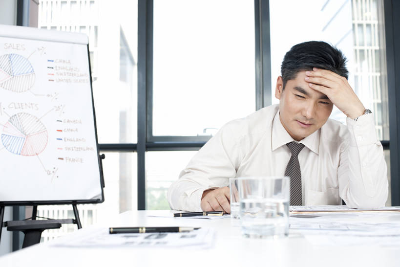 东方人,成年人,中年人,一个人,商务人士,商务男性,办公室,会议室,横图,室内,白天,正面,衬衫,商务,窗户,北京,中国,亚洲,仅一个男性,仅一个人,仅一个中年男性,套装,工作,会议桌,办公用品,领带,注视,现代,文具,学习用品,观察,看,职业,思考,规划,想,压力,沉思,摄影,观看,头痛,文具用品,察看,领导,经理,企业,公司,关注,销售,商务装,问题,贩卖,工薪阶层,东亚,发展,营销,责任,想法,把握,认真,男人,男性,亚洲人,中国人,白领,上班族,坐着,半身,彩图,衬衣,办公室职员,首席执行官,掌控,市场营销,bj175