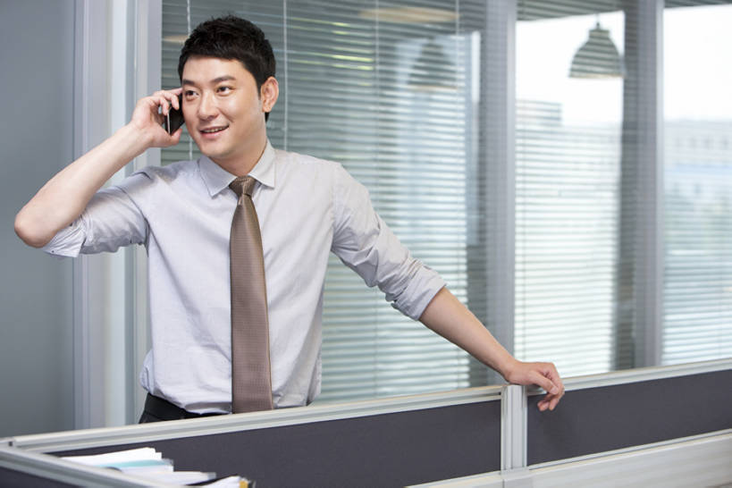 东方人,成年人,中年人,一个人,商务人士,商务男性,办公室,打电话,微笑,横图,室内,白天,正面,衬衫,商务,快乐,满意,幸福,信心,技术,手机,北京,中国,亚洲,仅一个男性,仅一个人,仅一个中年男性,握,套装,工作,走廊,领带,联系,听,现代,靠,靠着,站着,职业,握着,摄影,企业,公司,隔间,销售,商务装,工薪阶层,智能手机,东亚,营销,无线电技术,责任,无忧无虑,认真,男人,男性,中年男性,亚洲人,中国人,白领,上班族,电话机,沟通,说话,半身,彩图,衬衣,办公室职员,市场营销,bj175