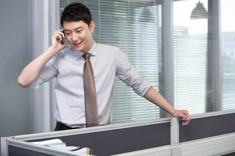 东方人,成年人,中年人,一个人,商务人士,商务男性,办公室,打电话,微笑,横图,室内,白天,正面,衬衫,商务,快乐,满意,幸福,信心,技术,手机,北京,中国,亚洲,仅一个男性,仅一个人,仅一个中年男性,连接,握,套装,工作,走廊,领带,联系,听,注视,现代,观察,看,靠,靠着,站着,职业,握着,摄影,观看,察看,企业,公司,关注,隔间,销售,商务装,工薪阶层,智能手机,东亚,营销,无线电技术,责任,无忧无虑,认真,男人,男性,中年男性,亚洲人,中国人,白领,上班族,电话机,沟通,说话,半身,彩图,衬衣,办公室职员,市场营销,bj175