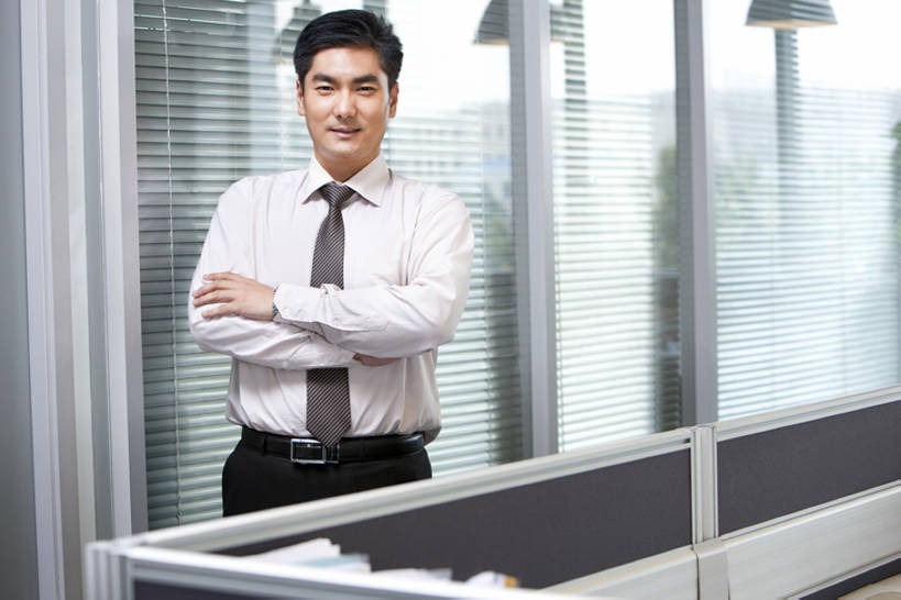 东方人,成年人,中年人,一个人,商务人士,商务男性,办公室,笑,双手交叉,微笑,露齿笑,横图,室内,白天,正面,衬衫,商务,快乐,满意,幸福,骄傲,成功,信心,北京,中国,亚洲,仅一个男性,仅一个人,仅一个中年男性,套装,工作,走廊,领带,注视,现代,观察,看,站着,职业,摄影,观看,权威,察看,领导,双手抱胸,经理,企业,公司,关注,隔间,销售,肖像,商务装,工薪阶层,东亚,营销,可靠,责任,无忧无虑,把握,男人,男性,中年男性,亚洲人,中国人,白领,上班族,半身,彩图,衬衣,办公室职员,首席执行官,掌控,市场营销,bj175