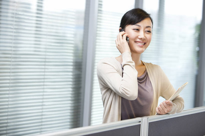 东方人,成年人,一个人,商务人士,商务女性,办公室,笑,打电话,微笑,露齿笑,横图,室内,白天,正面,商务,快乐,满意,幸福,成功,信心,技术,手机,北京,中国,亚洲,仅一个年轻女性,仅一个女性,仅一个人,连接,握,开会,工作,会议,文件,走廊,文件夹,联系,注视,现代,观察,看,站着,职业,握着,摄影,生活方式,观看,察看,便利,企业,公司,关注,隔间,智能手机,东亚,无线电技术,无忧无虑,年轻女性,女人,女性,亚洲人,中国人,年轻人,白领,电话机,沟通,说话,半身,彩图,办公室职员,商务会议,好消息,bj175