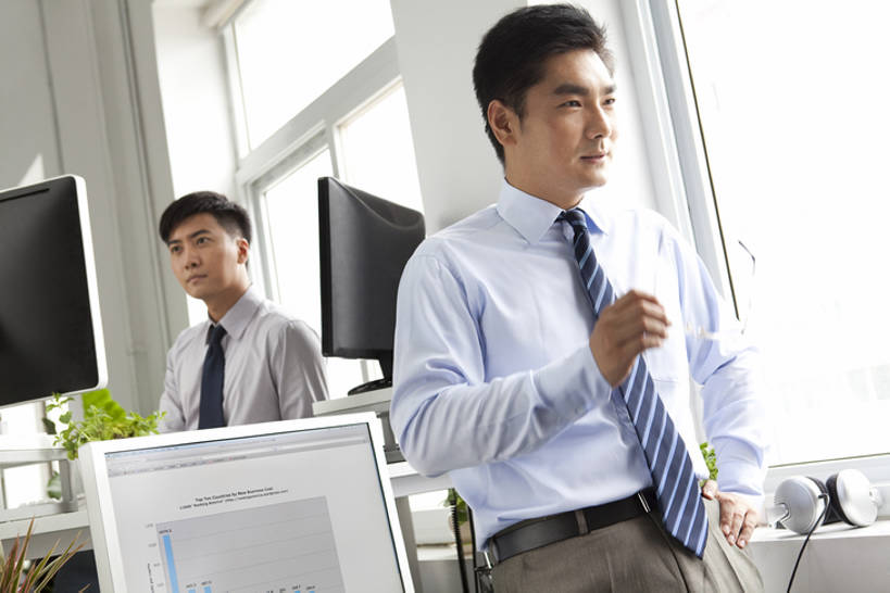 两个人,商务人士,商务男性,办公室,站,横图,室内,正面,衬衫,商务,北京,中国,亚洲,套装,工作,领带,现代,书桌,职业,思考,隔断,想,沉思,金融,摄影,领导,象征,庄重,经理,努力,销售,忙碌,商务装,身份,贩卖,工薪阶层,渴望,东亚,策略,正式,地位,把握,计算机,男人,男性,白领,上班族,彩图,衬衣,办公室职员,掌控,bj175