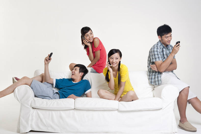 东方人,成年人,头发,四个人,坐,笑,微笑,露齿笑,横图,室内,白色背景,正面,快乐,通讯,自由,幸福,技术,沙发,手机,北京,中国,亚洲,连接,短裤,拿着,休闲装,黑色,摄影,影棚,摄影棚,东亚,陪同,无线电技术,陪伴,无忧无虑,男人,男性,年轻男性,年轻女性,女人,女性,亚洲人,中国人,年轻人,长发,彩图,全身,影棚拍摄,欢乐,拍摄,短发,伴随,bj175