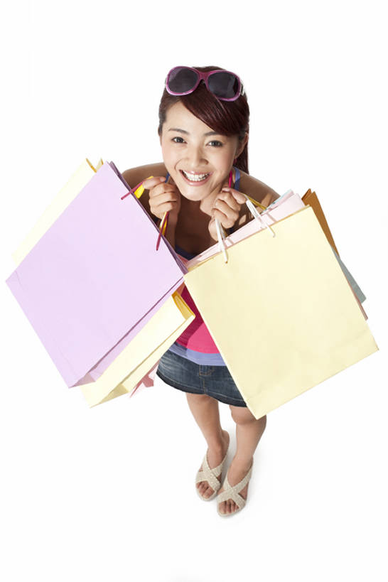 东方人,一个人,微笑,竖图,白色背景,正面,快乐,消费,中国,亚洲,购物袋,注视,休闲装,夏天,观察,看,零售,观看,察看,享乐,愉悦,关注,东亚,年轻女性,亚洲人,中国人,年轻人,彩图,全身,影棚拍摄,购物狂,bj175