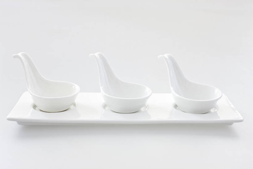 无人,横图,白色背景,静物,一排,整齐,餐盘,排列,三个,白色,汤匙,摄影,队列,彩图,影棚拍摄,bj175