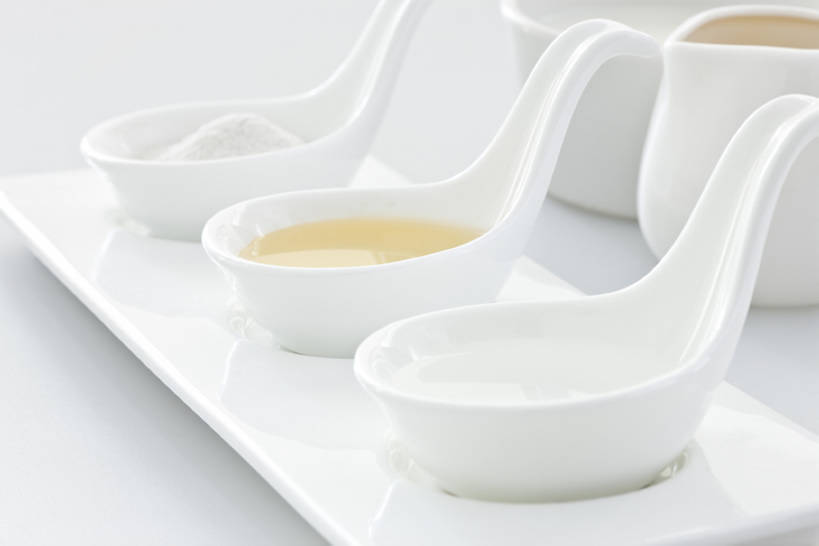 蜂蜜,牛奶,无人,横图,白色背景,静物,一排,整齐,醋,调料,面粉,餐盘,排列,三个,白色,汤匙,奶油,摄影,奶制品,队列,彩图,影棚拍摄,bj175