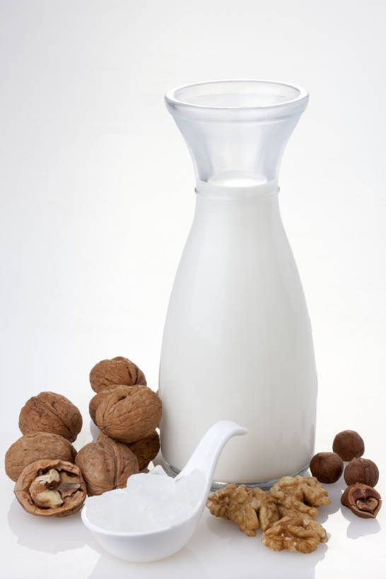 牛奶,无人,竖图,白色背景,静物,罐子,食品,饮食,玻璃制品,白色,玻璃瓶,瓶子,汤匙,健康,摄影,影棚,奶制品,清新,摄影棚,榛子,健康食物,胡桃,彩图,影棚拍摄,拍摄,坚果壳,bj175