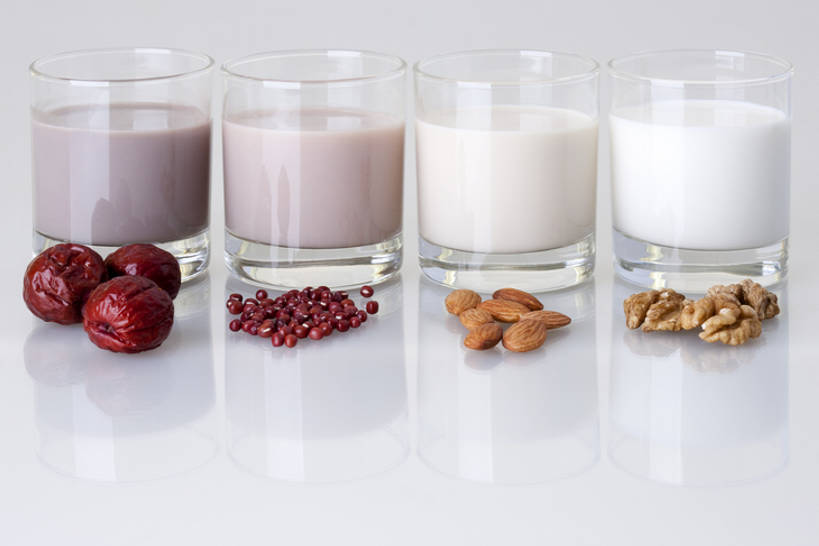 牛奶,无人,白色背景,杏仁,静物,玻璃,一排,整齐,反射,材料,食品,饮食,排列,白色,健康,摄影,多样,奶制品,队列,清新,赤豆,健康食物,胡桃,玻璃杯,彩图,影棚拍摄,bj175