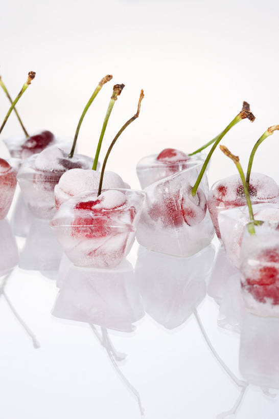 无人,竖图,室内,特写,白色背景,正面,烹饪,樱桃,静物,水果,反射,结冰,冰块,料理,食品,茎,菜肴,美食,饮食,食物,红色,白色,寒冷,摄影,佳肴,影棚,简单,清新,摄影棚,健康食物,纯净,大樱桃,彩图,全身,影棚拍摄,拍摄,bj175