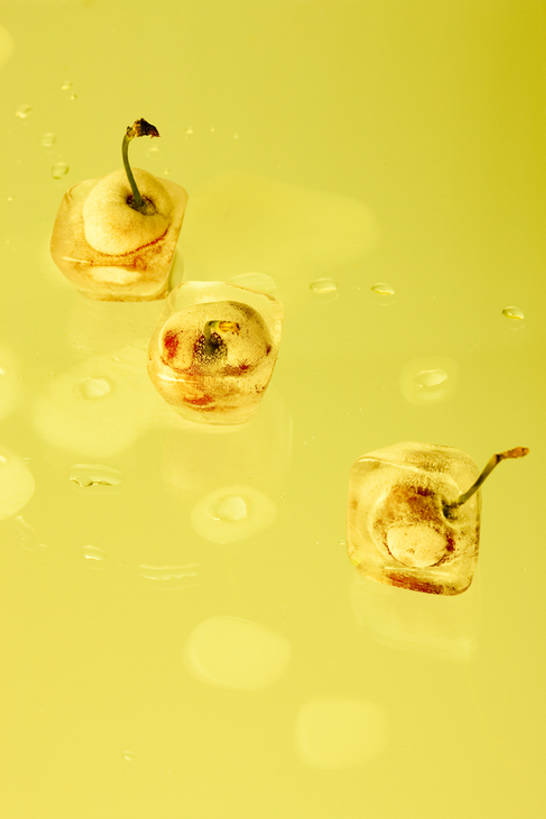 无人,竖图,室内,留白,正面,烹饪,樱桃,静物,水果,湿,黄色背景,液体,结冰,水滴,冰块,料理,食品,茎,菜肴,美食,饮食,食物,三个,黄色,红色,寒冷,摄影,佳肴,简单,清新,健康食物,纯净,大樱桃,彩图,全身,影棚拍摄,bj175