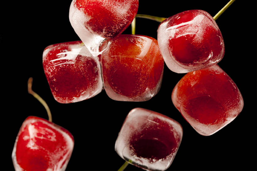无人,横图,室内,特写,正面,烹饪,樱桃,静物,水果,湿,黄色背景,液体,结冰,水滴,冰块,料理,食品,茎,菜肴,美食,饮食,食物,红色,灰色,寒冷,摄影,佳肴,简单,清新,健康食物,纯净,大樱桃,彩图,全身,影棚拍摄,bj175
