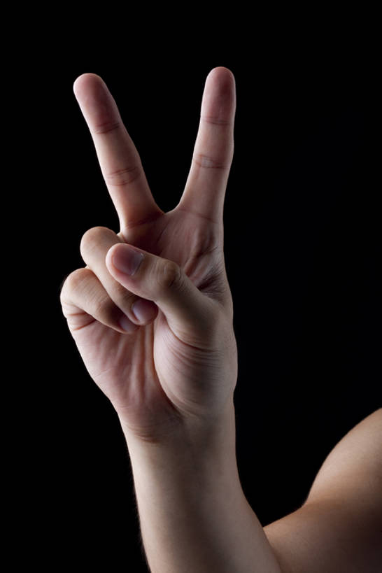 东方人,成年人,中年人,手,一个人,竖图,特写,正面,成功,北京,中国,亚洲,仅一个男性,仅一个人,仅一个中年男性,黑色背景,手势,手指,摄影,部分,和平,东亚,男人,男性,中年男性,亚洲人,中国人,手臂,彩图,影棚拍摄,打手势,和平手势,bj175