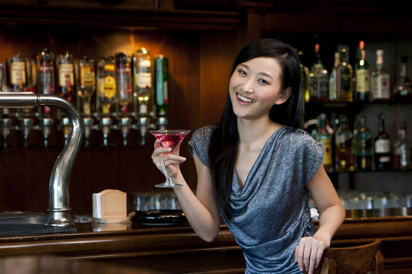 东方人,成年人,一个人,酒吧,坐,举,笑,微笑,露齿笑,横图,室内,留白,正面,性感,夜生活,快乐,满意,幸福,信心,吧台,北京,中国,仅一个年轻女性,仅一个女性,仅一个人,喝,服装,欢呼,庆祝,木制,水龙头,伏特加,酒类,首都,拿着,注视,休闲装,饮食,刺激,开关,灯,酒,饮料,衣服,打开,观察,看,靠,靠着,托,放松,摄影,服饰,生活方式,观看,吧椅,阀门,察看,享乐,开启,衣着,穿着,关注,肖像,东亚,马提尼,水咀,衣饰,无忧无虑,马提尼酒杯,年轻女性,女人,女性,亚洲人,中国人,年轻人,玻璃杯,休闲活动,举起,举手,举着,向上举,向上伸,向上托,半身,彩图,欢乐,酒馆,啤酒龙头,bj175