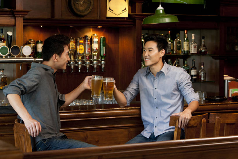 啤酒,东方人,成年人,两个人,酒吧,坐,举,笑,微笑,露齿笑,横图,室内,正面,衬衫,夜生活,快乐,满意,通讯,友谊,幸福,吧台,杯子,北京,中国,喝,连接,欢呼,庆祝,并排,木制,水龙头,伏特加,酒类,首都,拿着,牛仔裤,休闲装,饮食,刺激,开关,灯,酒,饮料,啤酒杯,打开,看,托,面对面,啤酒瓶,放松,乐趣,摄影,生活方式,吧椅,阀门,享乐,开启,东亚,陪同,水咀,陪伴,无忧无虑,男人,男性,年轻男性,亚洲人,中国人,年轻人,玻璃杯,休闲活动,举起,举手,举着,说话,向上举,向上伸,向上托,半身,彩图,欢乐,酒馆,啤酒龙头,伴随,bj175