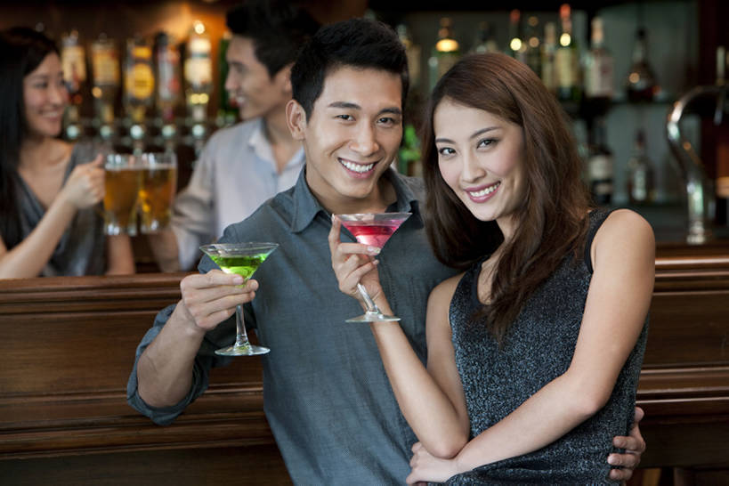 啤酒,东方人,成年人,脸,头,脸颊,两个人,夫妻,酒吧,举,笑,微笑,露齿笑,横图,室内,正面,衬衫,爱情,聚会,夜生活,快乐,满意,兴奋,友谊,幸福,吧台,杯子,北京,中国,喝,连接,服装,欢呼,庆祝,并排,木制,水龙头,聚餐,伏特加,酒类,首都,浪漫,联系,拿着,注视,休闲装,饮食,刺激,肩膀,开关,酒,饮料,衣服,啤酒杯,打开,观察,看,亲昵,托,温暖,温馨,恩爱,放松,约会,恋人,摄影,服饰,生活方式,观看,阀门,和睦,察看,享乐,开启,衣着,穿着,关爱,关注,肖像,东亚,马提尼,陪同,水咀,衣饰,陪伴,异性恋,无忧无虑,马提尼酒杯,男人,男性,年轻男性,年轻女性,女人,女性,亚洲人,中国人,年轻人,头部,脸部,脸蛋,面部,夫妇,情侣,玻璃杯,休闲活动,举起,举手,举着,向上举,向上伸,向上托,彩图,爱,欢乐,深情,酒馆,伴侣,融洽,啤酒龙头,伴随,bj175