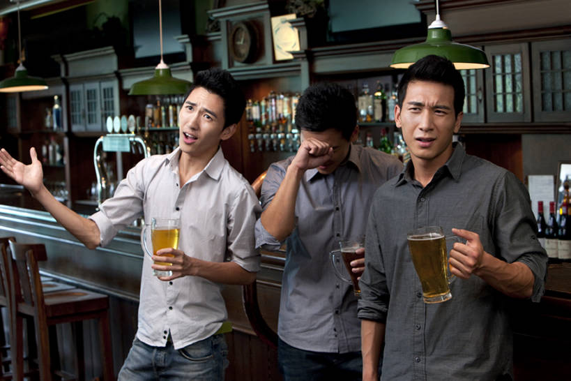 啤酒,东方人,成年人,三个人,酒吧,站,举,横图,室内,正面,衬衫,聚会,夜生活,友谊,热情,吧台,杯子,电视,北京,中国,喝,连接,欢呼,并排,木制,水龙头,聚餐,伏特加,酒类,首都,拿着,注视,牛仔裤,休闲装,饮食,开关,酒,饮料,啤酒杯,打开,观察,看,手势,托,表情,摄影,生活方式,观看,失望,支撑,阀门,察看,专心,开启,关注,彩电,东亚,陪同,悲哀,彩色电视机,显像管屏,显像管屏幕,水咀,陪伴,团结,男人,男性,年轻男性,亚洲人,中国人,年轻人,玻璃杯,电视机,休闲活动,举起,举手,举着,向上举,向上伸,向上托,半身,彩图,酒馆,打手势,啤酒龙头,伴随,bj175