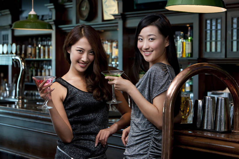 东方人,成年人,两个人,酒吧,站,举,笑,微笑,露齿笑,横图,室内,正面,夜生活,快乐,满意,友谊,幸福,吧台,北京,中国,喝,连接,服装,并排,木制,水龙头,伏特加,酒类,首都,拿着,注视,饮食,刺激,开关,灯,酒,饮料,衣服,打开,观察,看,靠,靠着,托,放松,乐趣,摄影,服饰,生活方式,观看,阀门,察看,享乐,开启,衣着,穿着,关注,肖像,东亚,马提尼,陪同,水咀,衣饰,陪伴,无忧无虑,马提尼酒杯,年轻女性,女人,女性,亚洲人,中国人,年轻人,玻璃杯,休闲活动,举起,举手,举着,向上举,向上伸,向上托,半身,彩图,欢乐,酒馆,魅力,啤酒龙头,伴随,bj175