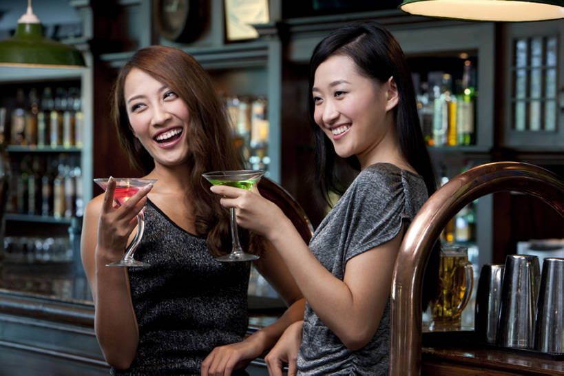 东方人,成年人,脸,头,脸颊,两个人,酒吧,站,举,笑,微笑,露齿笑,横图,室内,正面,夜生活,快乐,满意,友谊,幸福,北京,中国,喝,连接,服装,并排,木制,水龙头,伏特加,酒类,首都,拿着,饮食,刺激,肩膀,开关,灯,酒,饮料,衣服,打开,靠,靠着,托,张嘴,放松,乐趣,摄影,服饰,生活方式,阀门,享乐,开启,衣着,穿着,张大嘴巴,东亚,马提尼,陪同,水咀,衣饰,陪伴,无忧无虑,马提尼酒杯,年轻女性,女人,女性,亚洲人,中国人,年轻人,头部,脸部,脸蛋,面部,玻璃杯,张开嘴,休闲活动,举起,举手,举着,向上举,向上伸,向上托,彩图,欢乐,酒馆,魅力,啤酒龙头,伴随,bj175