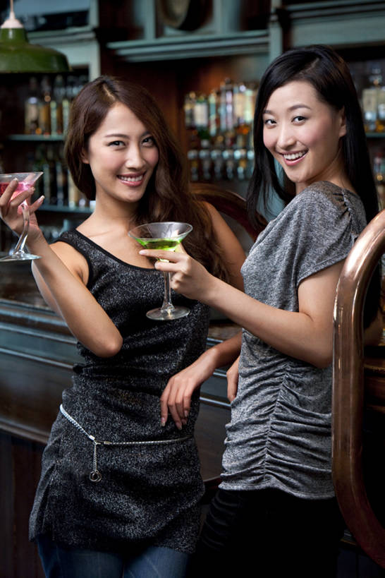 东方人,成年人,两个人,酒吧,站,举,笑,微笑,露齿笑,竖图,室内,正面,夜生活,快乐,满意,友谊,幸福,吧台,北京,中国,喝,连接,服装,并排,木制,水龙头,伏特加,酒类,首都,拿着,扭头,注视,牛仔裤,饮食,刺激,开关,灯,酒,饮料,衣服,打开,观察,看,靠,靠着,托,转头,放松,乐趣,摄影,服饰,生活方式,观看,阀门,察看,享乐,开启,衣着,穿着,关注,肖像,东亚,马提尼,陪同,水咀,衣饰,陪伴,无忧无虑,马提尼酒杯,年轻女性,女人,女性,亚洲人,中国人,年轻人,玻璃杯,休闲活动,举起,举手,举着,向上举,向上伸,向上托,彩图,欢乐,酒馆,魅力,啤酒龙头,伴随,bj175