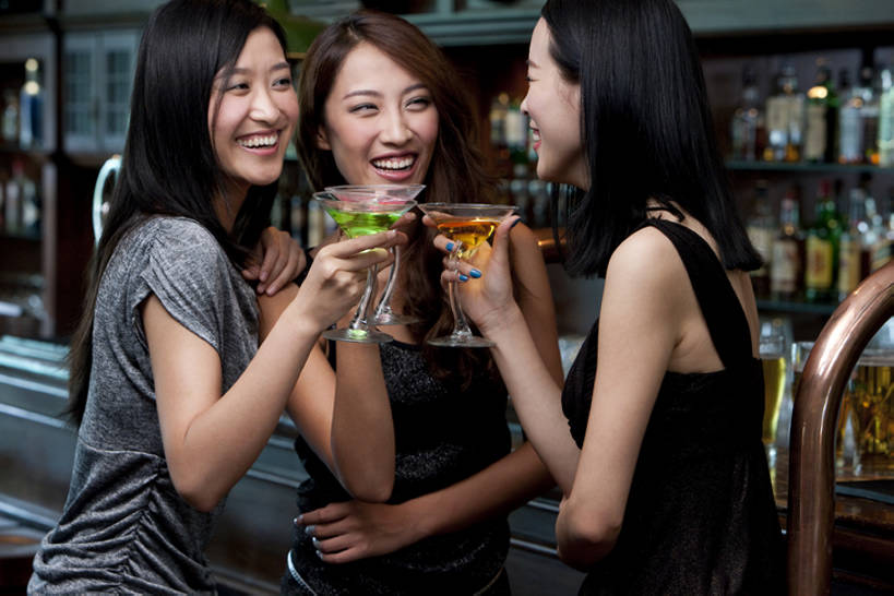 东方人,成年人,三个人,酒吧,站,举,笑,微笑,露齿笑,横图,室内,正面,聚会,夜生活,快乐,满意,通讯,友谊,幸福,吧台,北京,中国,喝,连接,服装,欢呼,庆祝,并排,水龙头,聚餐,伏特加,酒类,首都,拿着,饮食,刺激,开关,酒,饮料,衣服,打开,靠,靠着,托,面对面,放松,乐趣,摄影,服饰,生活方式,阀门,享乐,开启,衣着,穿着,东亚,马提尼,陪同,水咀,衣饰,陪伴,无忧无虑,马提尼酒杯,年轻女性,女人,女性,亚洲人,中国人,年轻人,玻璃杯,休闲活动,举起,举手,举着,说话,向上举,向上伸,向上托,半身,彩图,欢乐,酒馆,魅力,啤酒龙头,伴随,bj175