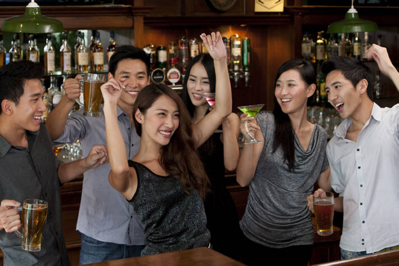 啤酒,东方人,成年人,酒吧,站,举,笑,微笑,露齿笑,横图,室内,正面,衬衫,聚会,夜生活,快乐,满意,兴奋,友谊,幸福,吧台,杯子,北京,中国,喝,连接,服装,欢呼,并排,木制,水龙头,聚餐,伏特加,酒类,首都,联系,拿着,牛仔裤,休闲装,饮食,刺激,开关,酒,饮料,衣服,啤酒杯,打开,托,张嘴,放松,乐趣,摄影,服饰,生活方式,观看,吧椅,阀门,享乐,开启,衣着,穿着,张大嘴巴,东亚,马提尼,陪同,水咀,衣饰,快活,欢愉,康乐,陪伴,无忧无虑,马提尼酒杯,男人,男性,年轻男性,年轻女性,女人,女性,亚洲人,中国人,年轻人,玻璃杯,张开嘴,休闲活动,举起,举手,举着,向上举,向上伸,向上托,半身,彩图,高兴,欢乐,深情,舞蹈,酒馆,啤酒龙头,伴随,bj175