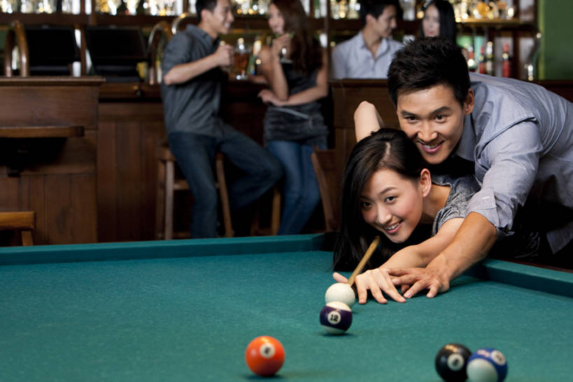 东方人,成年人,夫妻,酒吧,站,坐,笑,微笑,露齿笑,横图,室内,留白,正面,衬衫,爱情,聚会,夜生活,快乐,满意,友谊,幸福,团队,台球,吧台,北京,中国,喝,连接,服装,木制,球袋,球杆,聚餐,桌球台,首都,浪漫,联系,俯身,拿着,休闲装,饮食,刺激,饮料,衣服,教,靠,靠着,亲昵,温暖,温馨,恩爱,放松,乐趣,约会,恋人,摄影,服饰,生活方式,指导,和睦,专心,享乐,衣着,穿着,瞄准,台球室,东亚,陪同,衣饰,快活,欢愉,康乐,陪伴,异性恋,无忧无虑,男人,男性,年轻男性,年轻女性,女人,女性,亚洲人,中国人,年轻人,夫妇,情侣,休闲活动,半身,彩图,爱,高兴,欢乐,深情,酒馆,伴侣,融洽,伴随,bj175