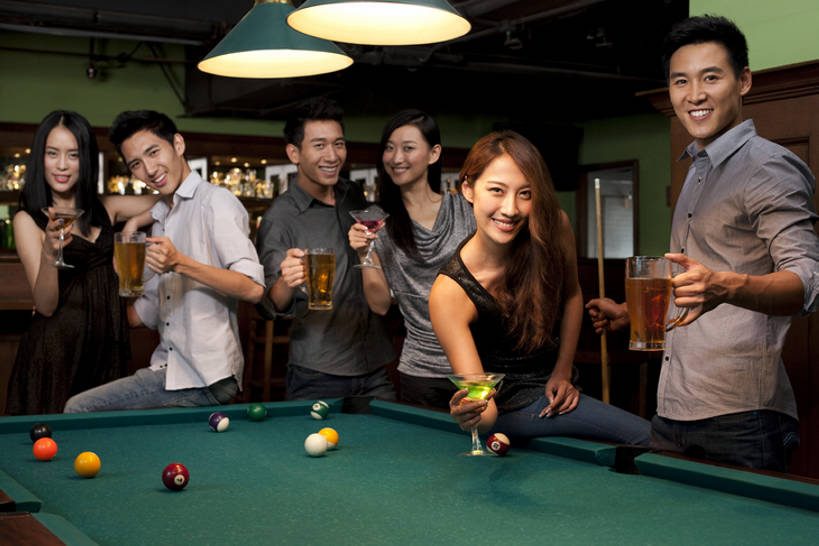 啤酒,东方人,成年人,酒吧,站,坐,举,笑,微笑,露齿笑,横图,室内,正面,衬衫,聚会,夜生活,快乐,满意,友谊,幸福,台球,吧台,北京,中国,喝,连接,服装,欢呼,庆祝,并排,球袋,球杆,聚餐,桌球台,酒类,首都,联系,拿着,注视,牛仔裤,休闲装,饮食,刺激,酒,饮料,衣服,啤酒杯,观察,看,靠,靠着,托,啤酒瓶,放松,乐趣,摄影,服饰,生活方式,观看,察看,享乐,衣着,穿着,关注,肖像,台球室,东亚,马提尼,陪同,衣饰,快活,欢愉,康乐,陪伴,无忧无虑,马提尼酒杯,男人,男性,年轻男性,年轻女性,女人,女性,亚洲人,中国人,年轻人,休闲活动,举起,举手,举着,向上举,向上伸,向上托,半身,彩图,高兴,欢乐,深情,酒馆,伴随,bj175