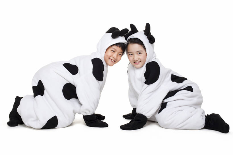 东方人,儿童,两个人,兄弟,姐妹,笑,微笑,露齿笑,横图,室内,白色背景,正面,民族服装,快乐,兴奋,友谊,幸福,纯洁,团队,牛,北京,中国,亚洲,花纹,服装,并排,乳牛,古典,联系,注视,文化,传统,小孩,衣服,动物,观察,看,靠,靠着,家畜,可爱,乐趣,童年,童趣,摄影,服饰,牲畜,影棚,观看,古装,察看,享乐,关注,摄影棚,斑纹,肖像,童真,东亚,烂漫,无邪,陪同,韵味,陪伴,天真,团结,男孩,女孩,亚洲人,中国人,孩子,奶牛,触摸,跪着,彩图,全身,影棚拍摄,传统服装,民俗服,装扮,欢乐,拍摄,伴随,荷斯坦牛,bj175