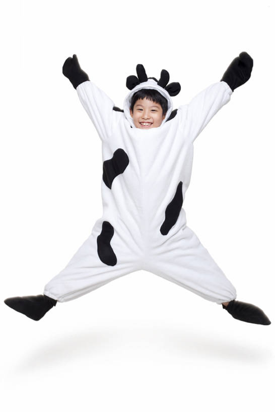 东方人,儿童,一个人,跳,举,笑,微笑,露齿笑,竖图,室内,白色背景,正面,民族服装,快乐,满意,欣喜若狂,兴奋,自由,幸福,纯洁,成功,牛,北京,中国,亚洲,仅一个男性,仅一个人,花纹,服装,庆祝,乳牛,半空,古典,注视,文化,传统,小孩,衣服,动物,观察,看,托,仅一个小孩,家畜,个性,活力,可爱,乐趣,童年,童趣,摄影,服饰,牲畜,影棚,观看,张开双腿,古装,动作,察看,享乐,成就,关注,摄影棚,斑纹,肖像,童真,东亚,烂漫,无邪,韵味,展开双腿,无忧无虑,天真,男孩,男人,男性,亚洲人,中国人,孩子,奶牛,举起,举手,举着,向上举,向上伸,向上托,张开手臂,彩图,全身,影棚拍摄,传统服装,民俗服,装扮,欢乐,拍摄,男生,伸展双腿,荷斯坦牛,bj175