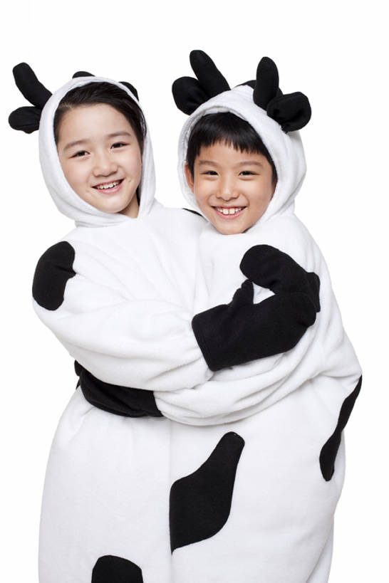 东方人,儿童,两个人,站,笑,微笑,露齿笑,竖图,室内,白色背景,正面,民族服装,快乐,兴奋,友谊,幸福,纯洁,牛,北京,中国,亚洲,花纹,服装,并排,乳牛,古典,注视,文化,传统,小孩,衣服,动物,观察,看,家畜,可爱,乐趣,童年,童趣,摄影,服饰,牲畜,影棚,生长,观看,古装,察看,享乐,关爱,关注,摄影棚,斑纹,肖像,童真,东亚,烂漫,无邪,陪同,韵味,陪伴,天真,团结,男孩,女孩,亚洲人,中国人,孩子,奶牛,拥抱,彩图,影棚拍摄,传统服装,民俗服,装扮,欢乐,深情,拍摄,伴随,荷斯坦牛,bj175