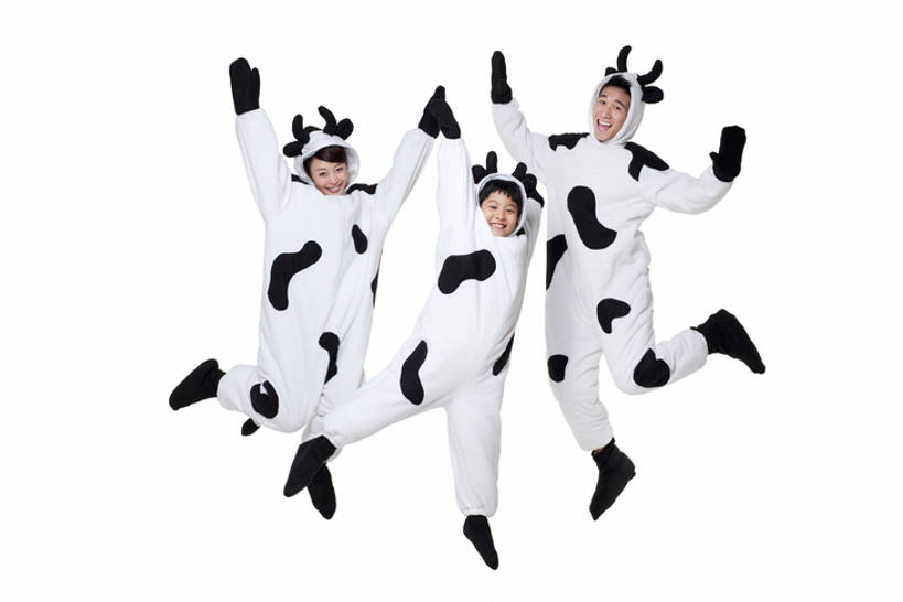 东方人,儿童,三个人,家庭,丈夫,妻子,父母,母亲,父亲,儿子,跳,举,笑,微笑,露齿笑,横图,室内,白色背景,正面,民族服装,快乐,兴奋,幸福,纯洁,合作,牛,北京,中国,亚洲,花纹,服装,欢呼,庆祝,并排,乳牛,半空,古典,注视,文化,传统,小孩,衣服,动物,观察,看,托,温暖,温馨,一家人,家畜,活力,可爱,力量,童年,童趣,摄影,服饰,牲畜,影棚,观看,张开双腿,古装,动作,和睦,察看,享乐,关注,摄影棚,斑纹,肖像,童真,东亚,烂漫,无邪,陪同,韵味,陪伴,展开双腿,能力,天真,团结,男孩,男人,男性,年轻女性,女人,女性,亚洲人,中国人,孩子,年轻人,奶牛,举起,举手,举着,向上举,向上伸,向上托,张开手臂,彩图,全身,影棚拍摄,传统服装,民俗服,装扮,欢乐,深情,拍摄,融洽,伸展双腿,伴随,荷斯坦牛,bj175