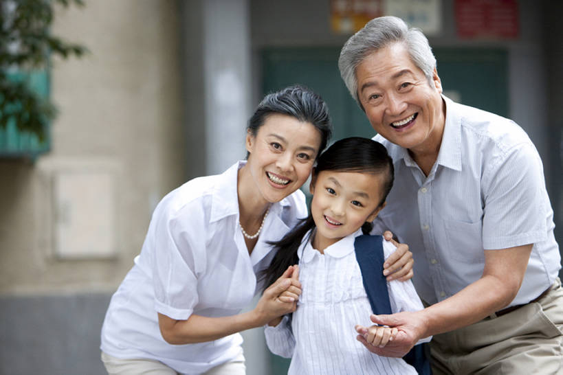 东方人,儿童,中年人,老年人,三个人,家庭,祖父母,祖母,祖父,站,笑,微笑,露齿笑,横图,室外,正面,快乐,幸福,纯洁,道路,路,公路,北京,中国,亚洲,连接,交通,联系,注视,休闲装,小孩,观察,看,站着,温暖,温馨,一家人,校服,可爱,童年,童趣,摄影,观看,和睦,察看,知识,享乐,关爱,关注,童真,渴望,东亚,烂漫,无邪,背包客,天真,老年男性,老年女性,男孩,男人,男性,女孩,女人,亚洲人,中国人,孩子,孙女,马路,手牵手,站立,半身,彩图,爱,欢乐,深情,融洽,男生,女生,挨着,bj175