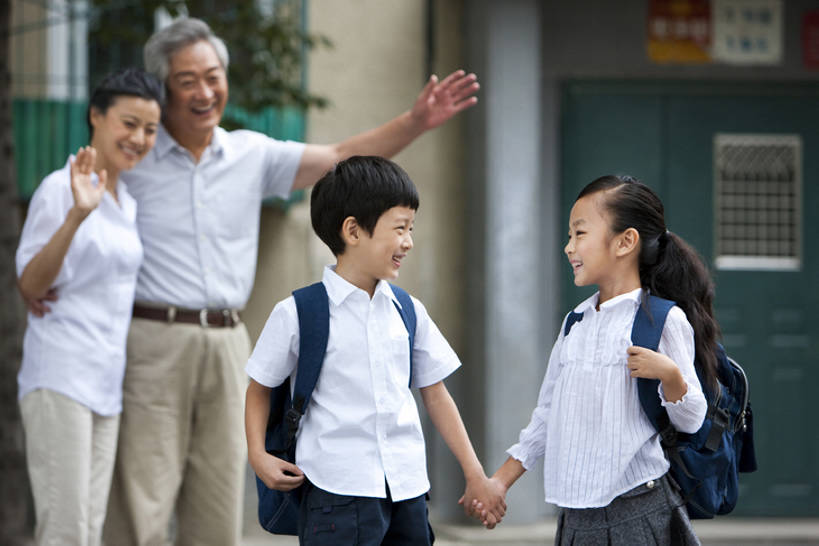 东方人,儿童,中年人,老年人,四个人,家庭,兄弟,姐妹,祖父母,祖母,祖父,站,微笑,横图,室外,正面,快乐,幸福,纯洁,道路,路,公路,北京,中国,亚洲,连接,交通,教育,联系,挥手,休闲装,小孩,站着,温暖,温馨,一家人,面对面,校服,可爱,童年,童趣,搭,摄影,和睦,知识,享乐,搭着,关爱,童真,渴望,东亚,烂漫,无邪,背包客,天真,老年男性,老年女性,男孩,男人,男性,女孩,女人,亚洲人,中国人,孩子,孙女,孙子,马路,手牵手,站立,半身,彩图,爱,欢乐,深情,融洽,男生,女生,挨着,bj175