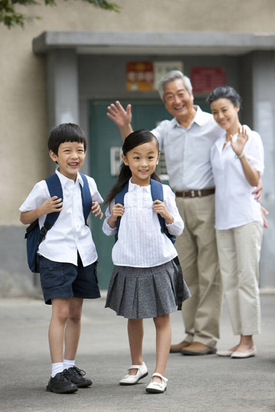 东方人,儿童,中年人,老年人,四个人,家庭,兄弟,姐妹,祖父母,祖母,祖父,站,微笑,竖图,室外,正面,快乐,幸福,纯洁,道路,路,公路,北京,中国,亚洲,连接,交通,教育,联系,挥手,休闲装,小孩,站着,温暖,温馨,一家人,校服,可爱,童年,童趣,搭,摄影,和睦,知识,享乐,搭着,关爱,肖像,童真,渴望,东亚,烂漫,无邪,背包客,天真,老年男性,老年女性,男孩,男人,男性,女孩,女人,亚洲人,中国人,孩子,孙女,孙子,马路,站立,彩图,全身,爱,欢乐,深情,融洽,男生,女生,挨着,bj175