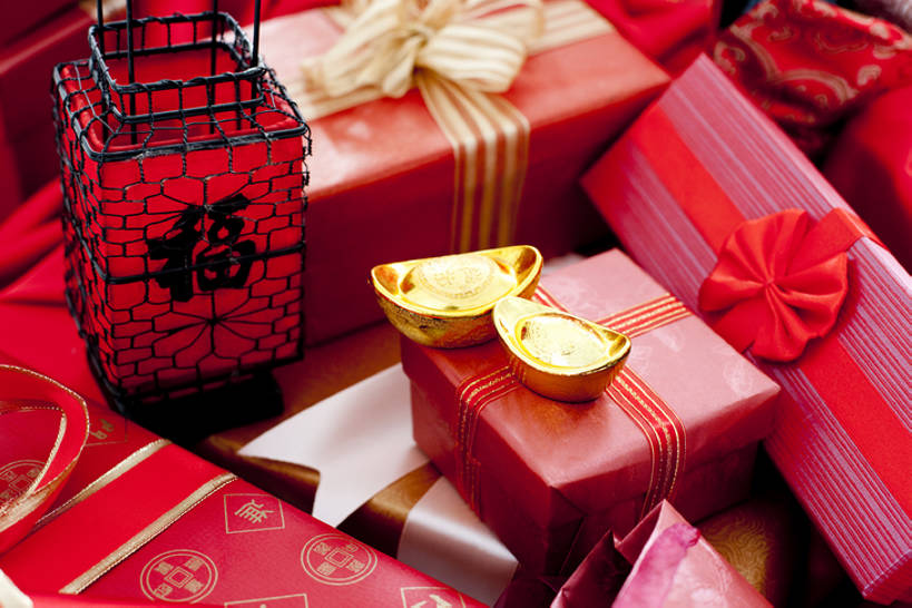 无人,横图,室内,运气,静物,礼物,照明,中国,春节,亚洲,庆祝,装饰,灯笼,纸灯笼,缎带,红色,福字,灯具,汉字,金条,摄影,红包,照亮,照明设备,中国文化,东亚,繁荣,元旦,彩图,影棚拍摄,元宝,传统文化,象征主义,bj175