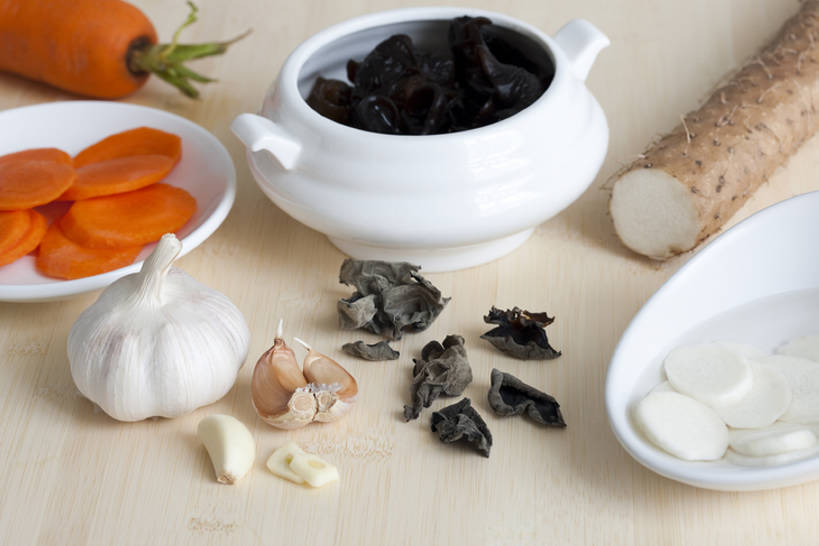 无人,横图,室内,胡萝卜,蔬菜,中国,亚洲,许多,准备,干燥,材料,瓷器,山药,生食,香料,食品,调味品,很多,切块,蒜头,木耳,饮食,碗,摄影,蒜瓣,简单,清新,东亚,健康食物,开胃酱,大蒜,彩图,影棚拍摄,成分,bj175