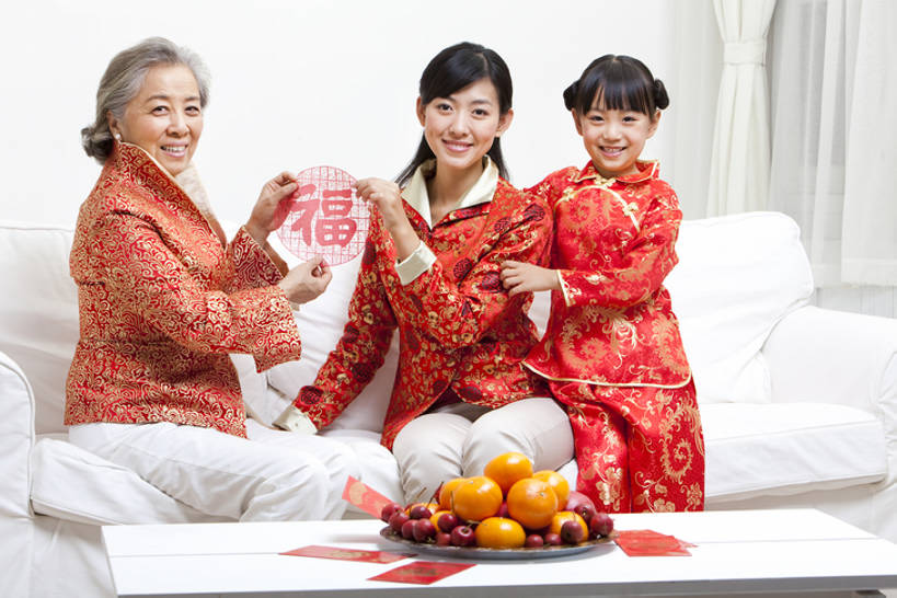 东方人,儿童,老年人,三个人,家庭,母亲,祖父母,祖母,客厅,站,坐,笑,微笑,露齿笑,横图,室内,白天,正面,聚会,生日,快乐,满意,纯洁,运气,沙发,水果,中国,春节,亚洲,连接,庆祝,装饰,并排,丝绸,纸,食品,拿着,注视,竹签,小孩,红色,剪纸,社区,观察,看,靠,靠着,站着,温暖,温馨,一家人,面对面,橙色,汉字,可爱,童年,童趣,搭,观看,协助,和睦,察看,起居室,享乐,愉悦,搭着,关爱,关注,近景,中国文化,占卜,出示,童真,东亚,烂漫,无邪,抽签,繁荣,元旦,想法,美术工艺,天真,老年女性,男孩,男人,男性,年轻女性,女孩,女人,女性,亚洲人,中国人,孩子,年轻人,站立,张开手臂,彩图,爱,欢乐,深情,唐装,融洽,男生,传统文化,问卜,签条,传统节日,bj175