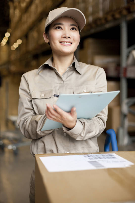 东方人,中年人,一个人,站,微笑,竖图,室内,正面,制服,商务,北京,中国,亚洲,写,棒球帽,商品,纸箱,仓库,盒子,工人,向上看,快递员,职业,工业,运输,摄影,写字板,组织,肖像,快递,速递,东亚,物流,女人,中年女性,亚洲人,中国人,员工,半身,彩图,匠人,劳动者,体力工,检查表,bj175