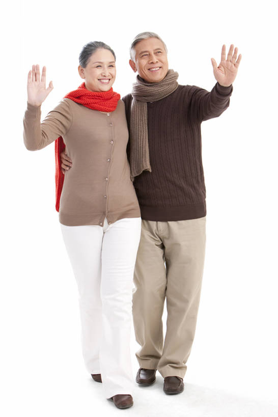 东方人,中年人,老年人,两个人,家庭,夫妻,丈夫,妻子,站,举,笑,微笑,露齿笑,竖图,留白,白色背景,正面,毛衣,爱情,快乐,幸福,北京,中国,亚洲,并排,浪漫,挥手,休闲装,围巾,托,温暖,温馨,一家人,恩爱,恋人,摄影,和睦,享乐,关爱,肖像,东亚,陪同,陪伴,异性恋,老年男性,老年女性,男人,男性,女人,女性,亚洲人,中国人,夫妇,情侣,举起,举手,举着,向上举,向上伸,向上托,彩图,全身,影棚拍摄,爱,欢乐,深情,伴侣,融洽,挨着,伴随,bj175