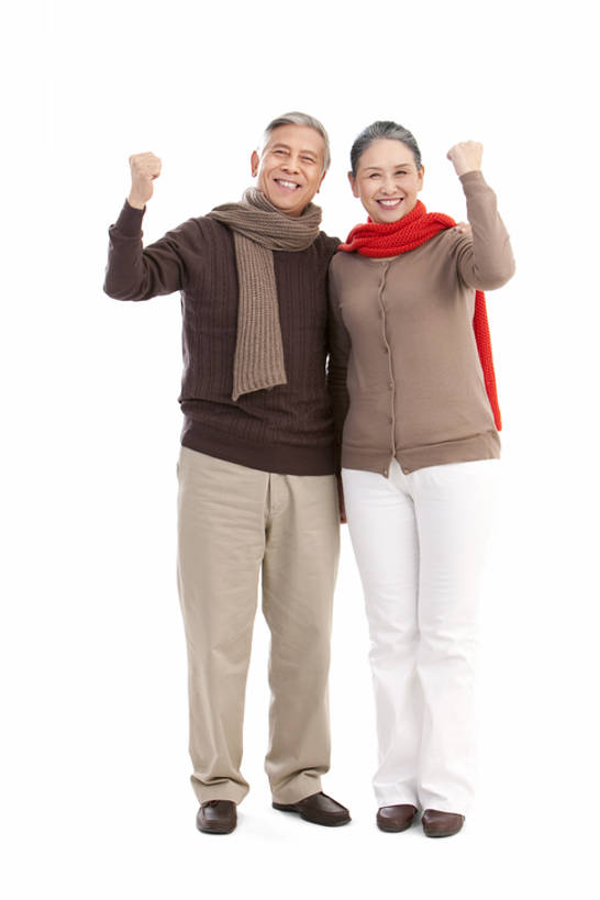 东方人,中年人,老年人,两个人,家庭,夫妻,丈夫,妻子,站,举,笑,微笑,露齿笑,竖图,留白,白色背景,正面,毛衣,爱情,快乐,幸福,北京,中国,亚洲,并排,浪漫,注视,休闲装,刺激,围巾,观察,看,托,温暖,温馨,一家人,恩爱,恋人,摄影,观看,和睦,察看,享乐,关爱,关注,肖像,东亚,陪同,陪伴,异性恋,老年男性,老年女性,男人,男性,女人,女性,亚洲人,中国人,夫妇,情侣,举起,举手,举着,向上举,向上伸,向上托,彩图,全身,影棚拍摄,爱,欢乐,深情,伴侣,融洽,挨着,伴随,bj175